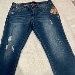 CUTE! Jeans Flower 🌸 Embroidered Design w/Distressed Look - Very Flattering!